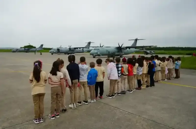 Pilot koltuğuna geçen minikler, çocuk bayramında hayallerini gerçekleştirdi