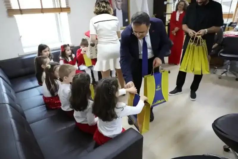 Başkan Gökçe 23 Nisan coşkusunu çocuklarla paylaştı