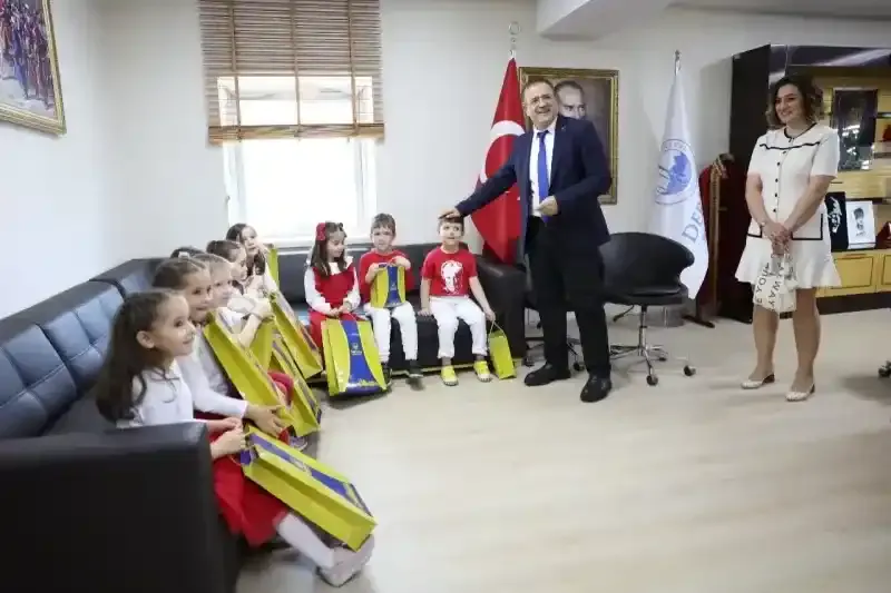 Başkan Gökçe 23 Nisan coşkusunu çocuklarla paylaştı