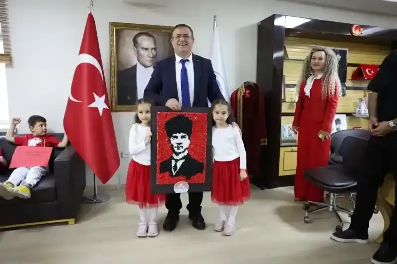 Başkan Gökçe 23 Nisan coşkusunu çocuklarla paylaştı