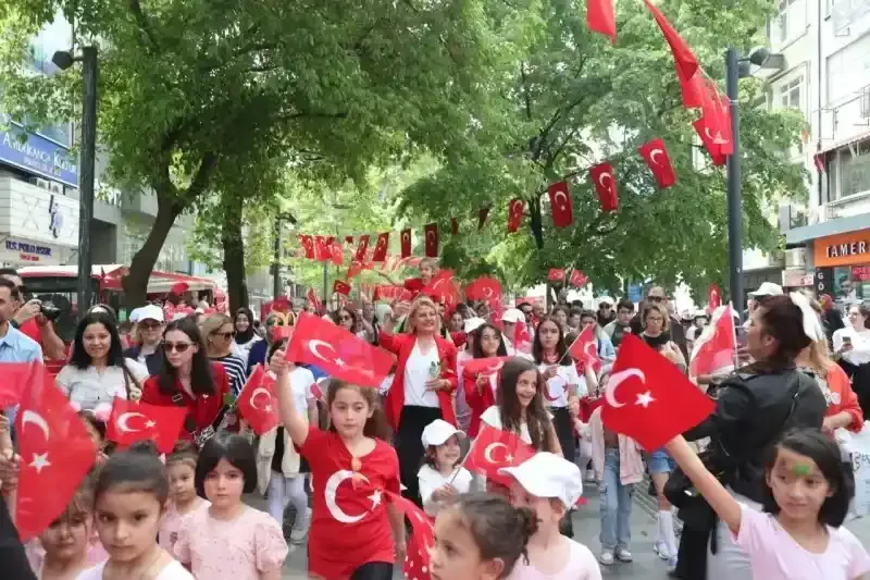23 Nisan kortejiyle İzmit neşe ve sevinçle doldu taştı