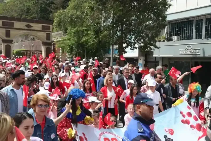 23 Nisan kortejiyle İzmit neşe ve sevinçle doldu taştı