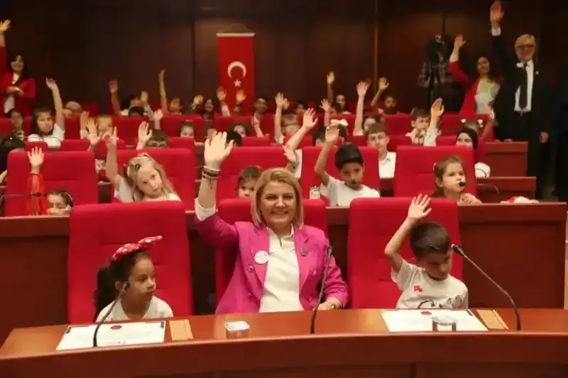 İzmit Belediyesi Çocuk Meclisi 23 Nisan Özel Oturumu'nda bayram coşkusu yaşandı 