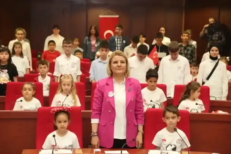 İzmit Belediyesi Çocuk Meclisi 23 Nisan Özel Oturumu'nda bayram coşkusu yaşandı 