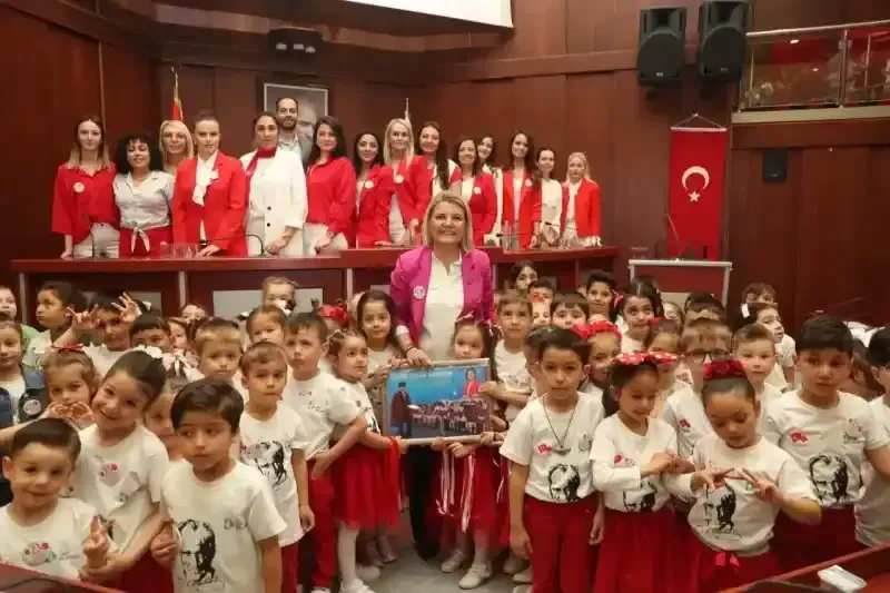 İzmit Belediyesi Çocuk Meclisi 23 Nisan Özel Oturumu'nda bayram coşkusu yaşandı 