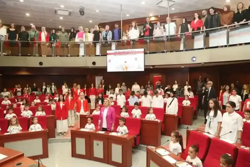 İzmit Belediyesi Çocuk Meclisi 23 Nisan Özel Oturumu'nda bayram coşkusu yaşandı 