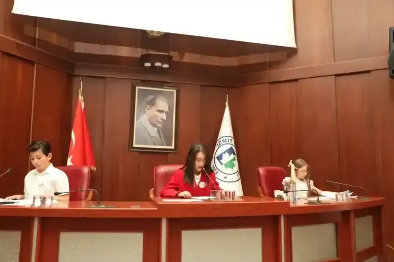 İzmit Belediyesi Çocuk Meclisi 23 Nisan Özel Oturumu'nda bayram coşkusu yaşandı 