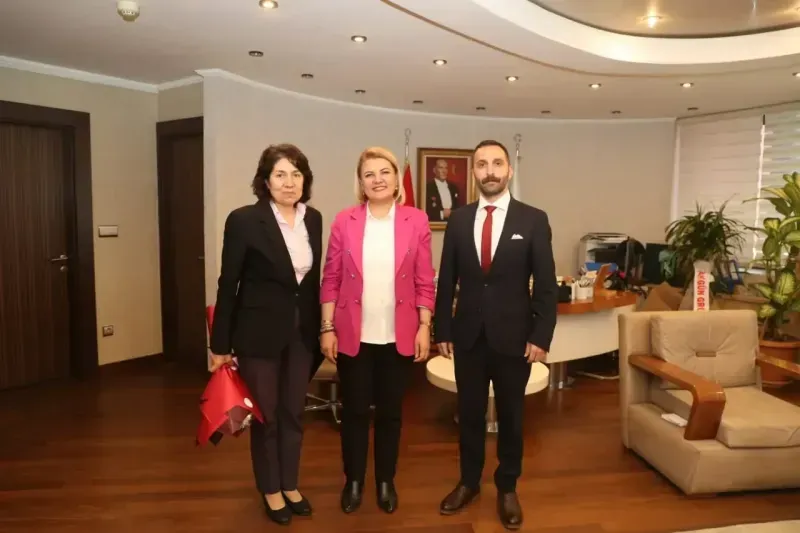 İzmit Belediyesi müdürlüklerinde devir teslim töreni yapıldı