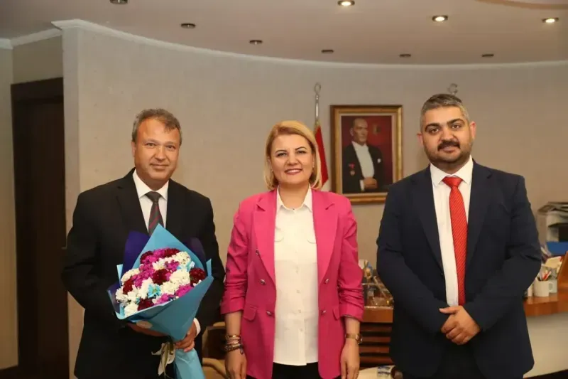 İzmit Belediyesi müdürlüklerinde devir teslim töreni yapıldı