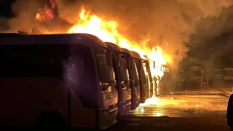 Isuzu servis otoparkında yangın: Alev alev yanan 15 araçtan geriye iskeletleri kaldı