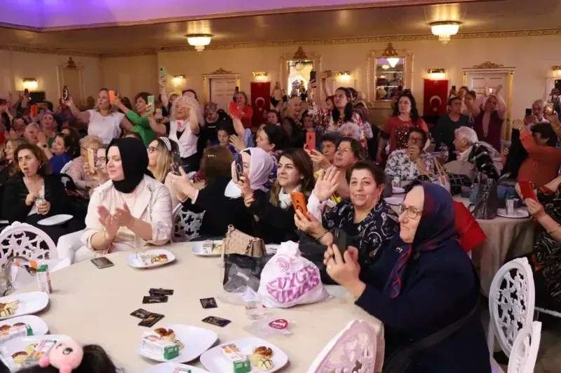 İzmit Belediyesinin Anneler Günü’ne özel düzenlediği Kadınlar Matinesi yoğun ilgi gördü