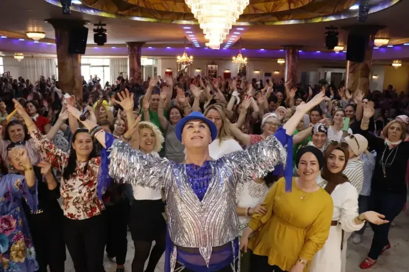 İzmit Belediyesinin Anneler Günü’ne özel düzenlediği Kadınlar Matinesi yoğun ilgi gördü