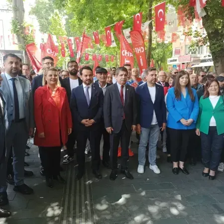 CHP yürüyüşte, gençlerin peşinde