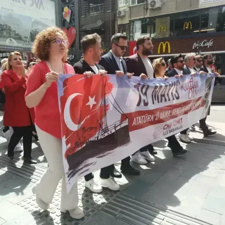 CHP yürüyüşte, gençlerin peşinde