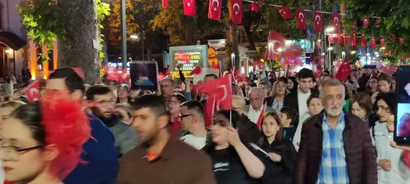 Binlerce İzmitli 19 Mayıs'ı kortejle kutladı