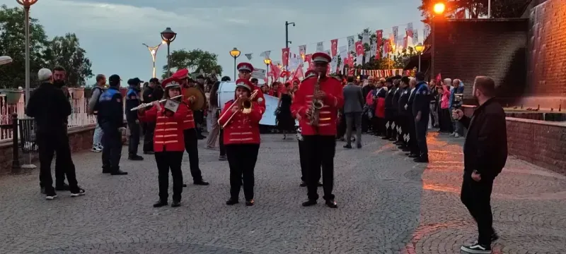Binlerce İzmitli 19 Mayıs'ı kortejle kutladı