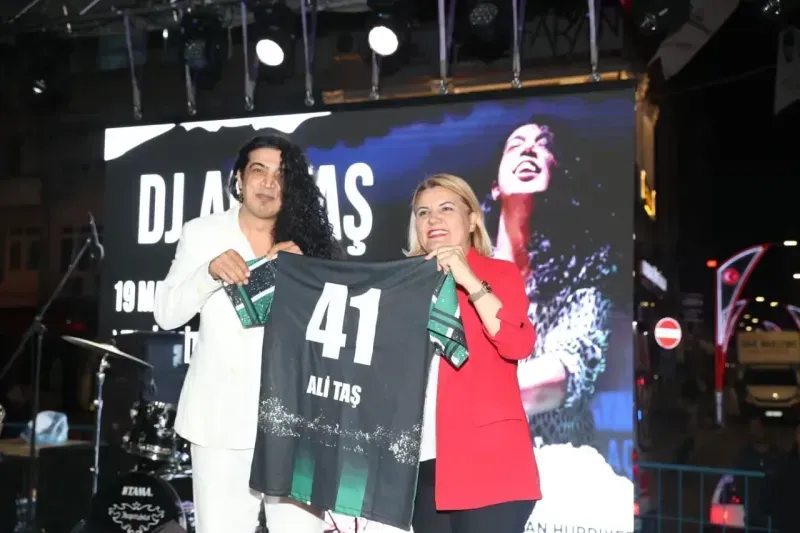İzmitliler 19 Mayıs’ta DJ Ali Taş ile doyasıya eğlendi