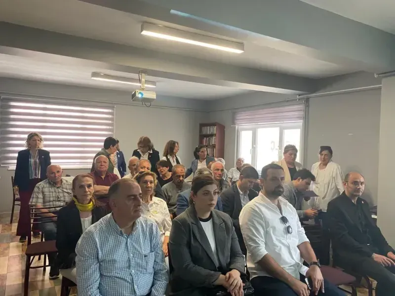 Başiskele’de yavan danışma! Vekil yok, il başkanı yok, kalabalık yok…