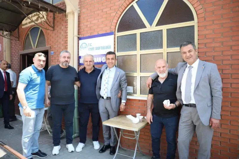 İzmit Belediyesi Cuma Namazı sonrası  Mimar Sinan Camii cemaati ile buluştu 