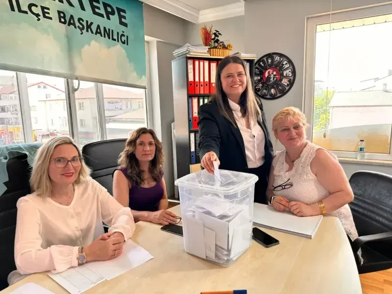CHP Kartepe Kadın Kolları'nda Münevver Arslan seçilmiş başkan