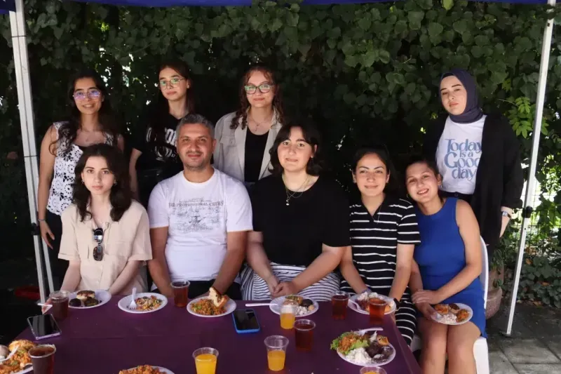 Çınar Akademi'den üniversite sınavı öncesi mezuniyet ve motivasyon etkinliği