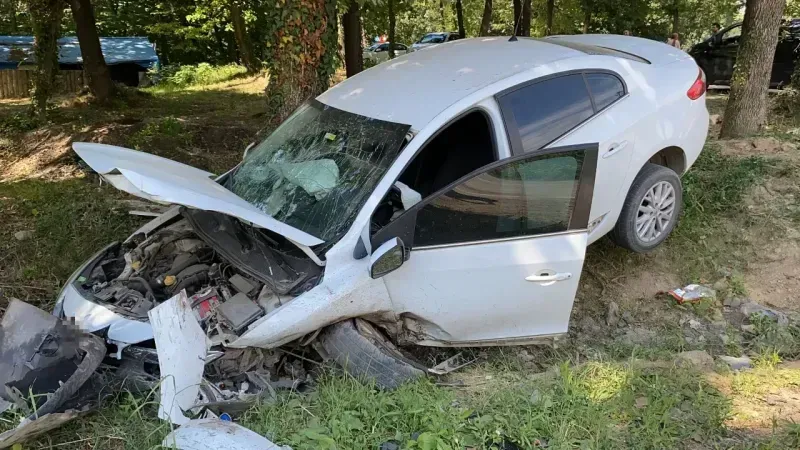 Kocaeli'de kafa kafaya çarpışma: Araçlar hurdaya döndü, iki yaralı!