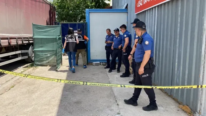 Tabancasını temizlerken ortağının oğlunu vurdu