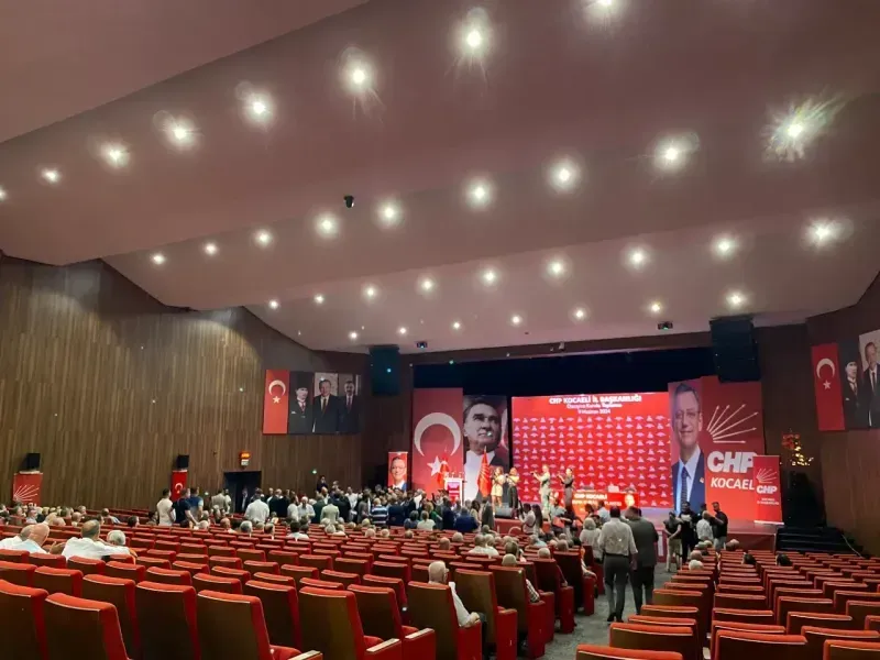 Hürriyet kenarda kaldı: Salon yine dolmadı!