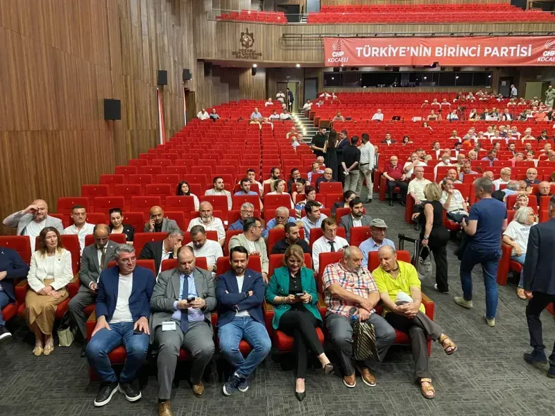 Hürriyet kenarda kaldı: Salon yine dolmadı!