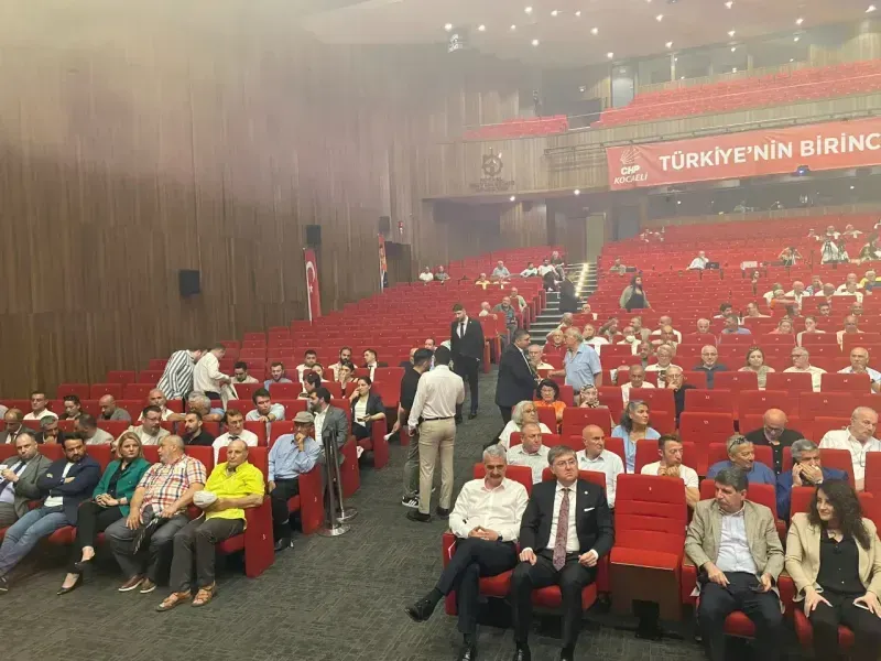 Hürriyet kenarda kaldı: Salon yine dolmadı!