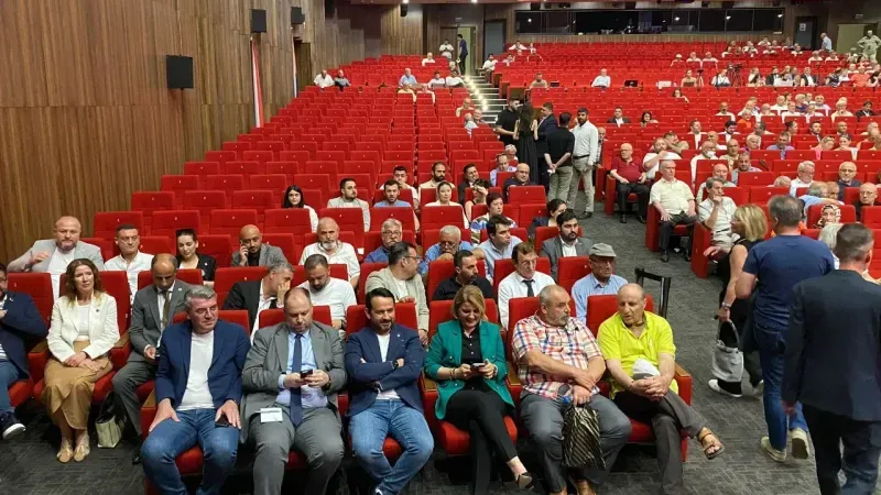 Hürriyet kenarda kaldı: Salon yine dolmadı!