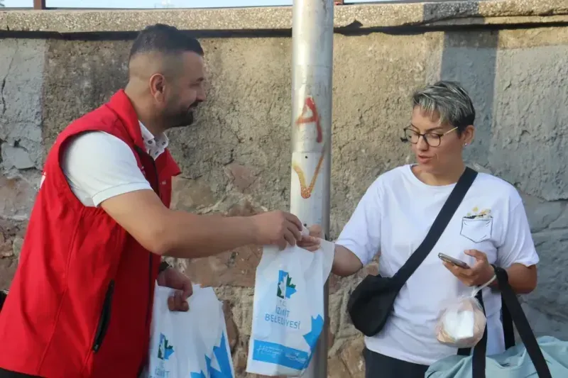 İzmit Belediyesi'nden emekçilere sabah ikramı