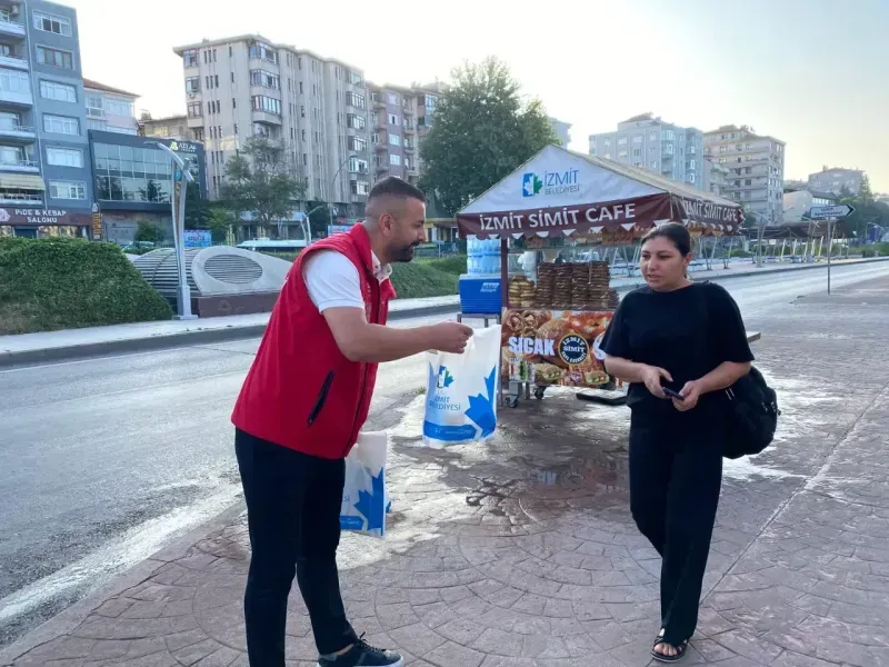 İzmit Belediyesi'nden emekçilere sabah ikramı