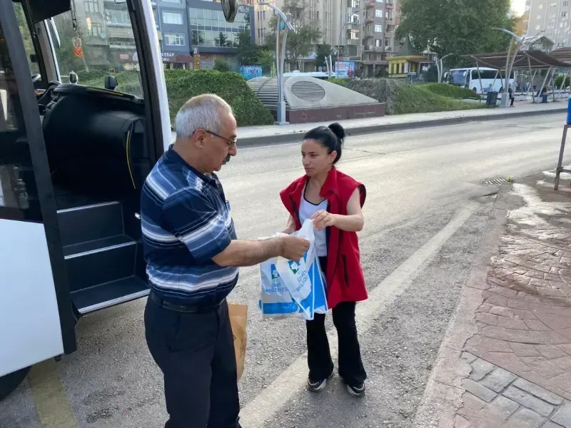 İzmit Belediyesi'nden emekçilere sabah ikramı