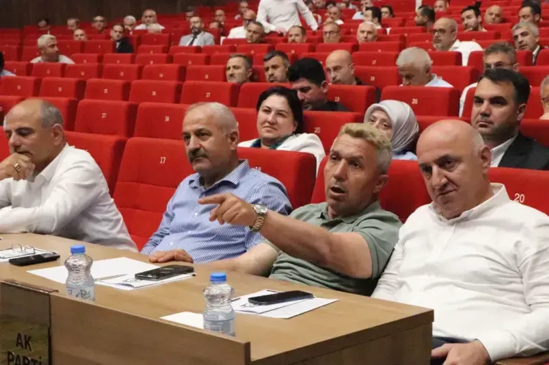 Cumhuriyet Parkı AK Partililerin içinde kalmış