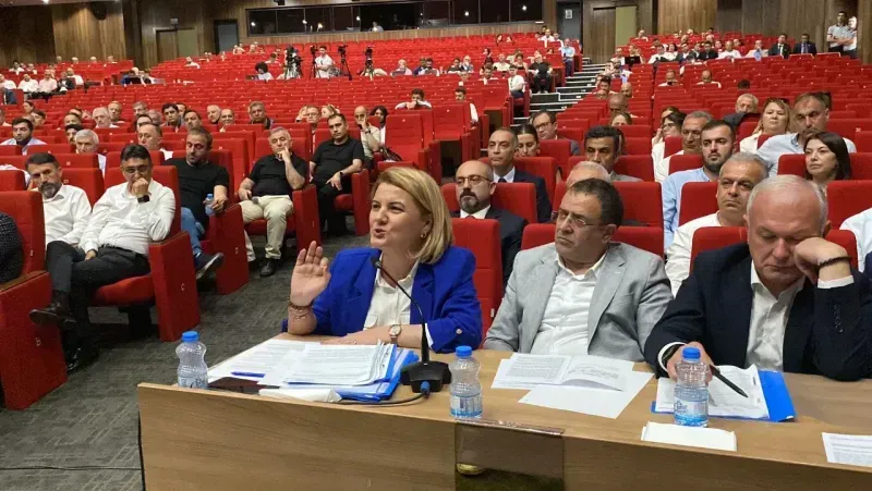 Cumhuriyet Parkı AK Partililerin içinde kalmış