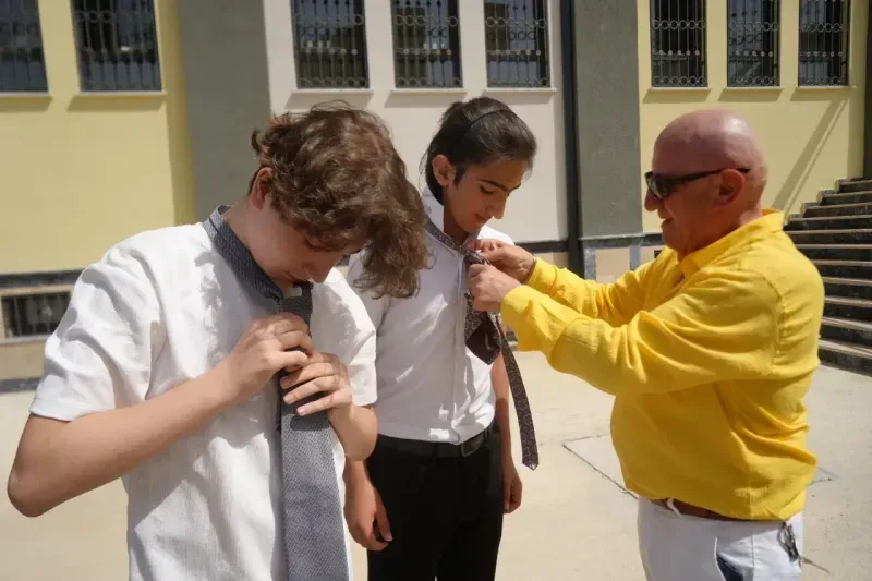 Kocaeli'nin en renkli adamından öğrencilere renkli karne hediyesi