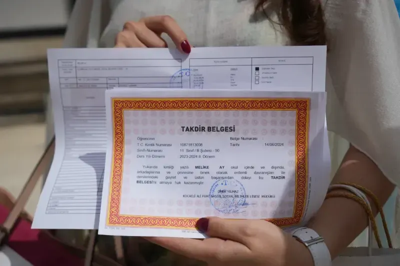 Kocaeli'nin en renkli adamından öğrencilere renkli karne hediyesi