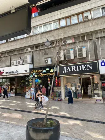 Hürriyet’ten Fethiye Caddesi’nde bir komik hizmet: Kurumuş ağacı sulamak!