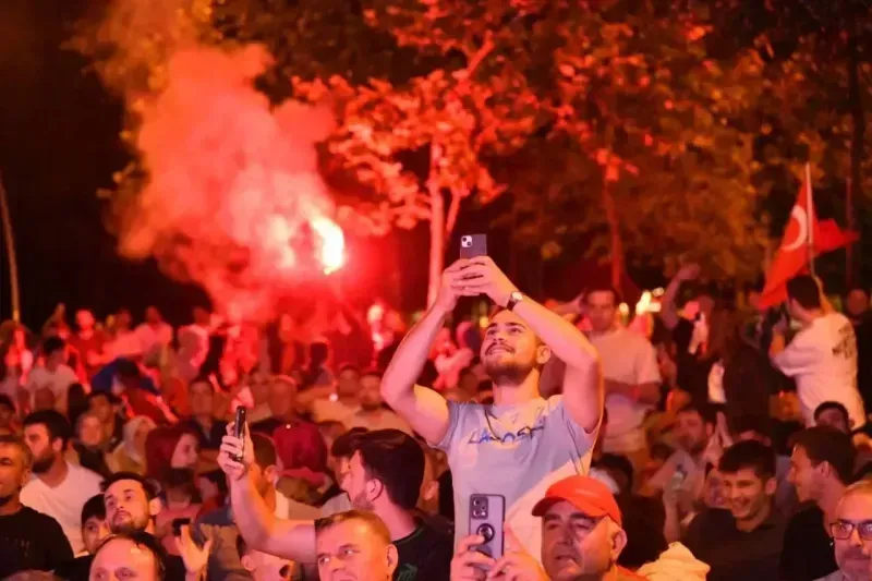 Dev ekranda milli maç coşkusu