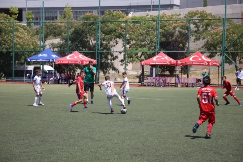 İzmit Belediyesi'nden Kurtuluş Kupası Futbol Şenliği