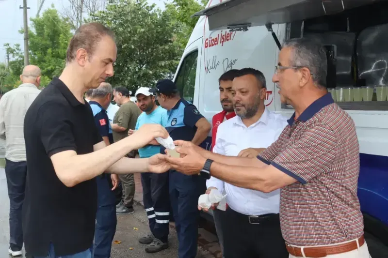 İzmit Belediyesi'nden Cuma Namazı sonrası vatandaşla buluşma