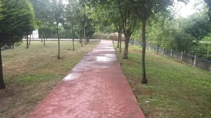 İSU su krizi diyor, o belediye yağmurlu havada çim suluyor!