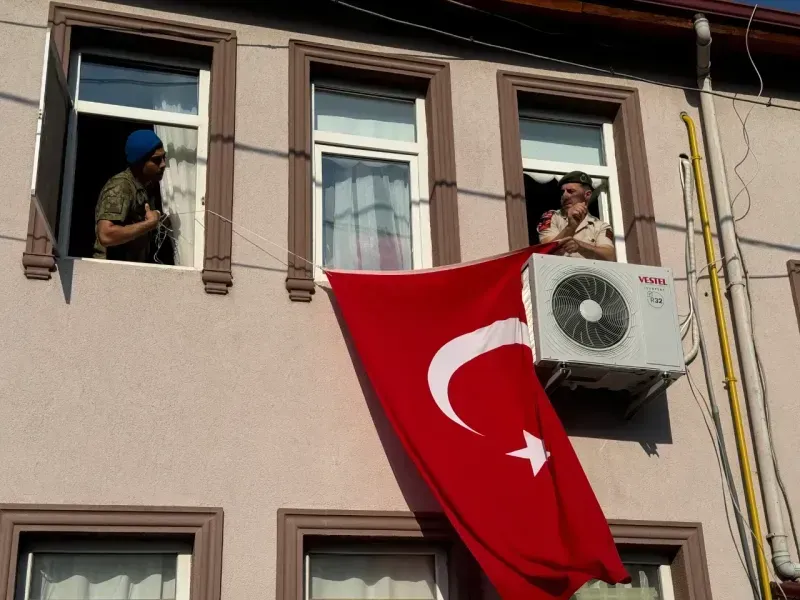 Sakaryalı şehidin baba evine Türk bayrağı asıldı