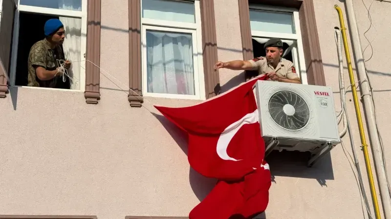 Sakaryalı şehidin baba evine Türk bayrağı asıldı