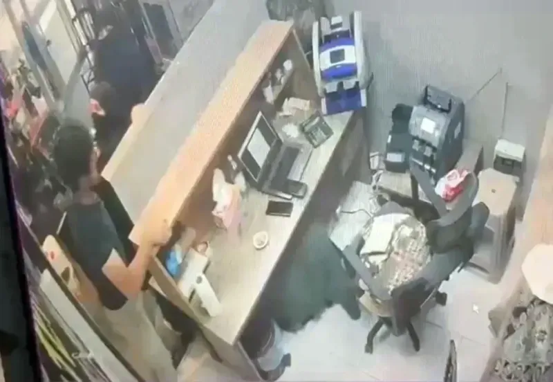 İki kadının işyeri sahibini oyalayarak paraları çaldıkları anlar kamerada