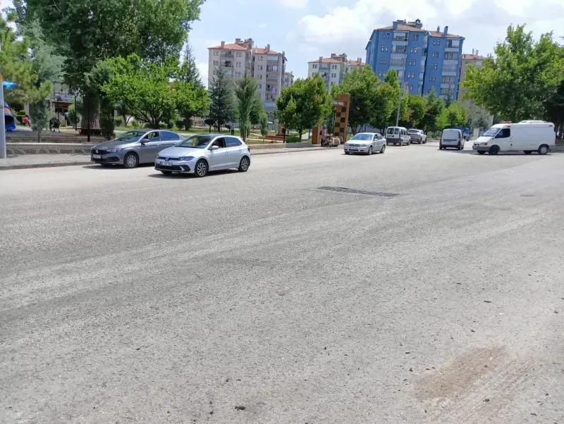 Tırdan fırlayan teker genç kızın sonu oldu: Son anları kamerada!