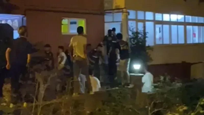 Yabancı uyruklu şahıs markette genç kızı taciz etti. Komşuda ortalık karıştı!
