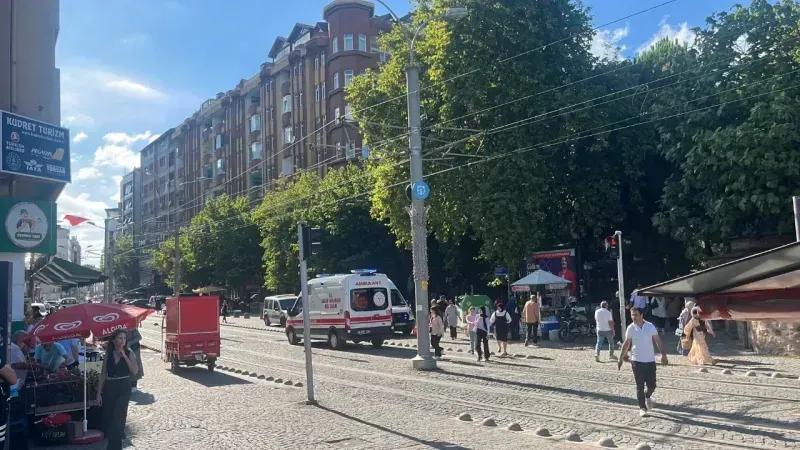 İzmit'te kabus: Kendisine sigara vermeyenleri bıçakladı!