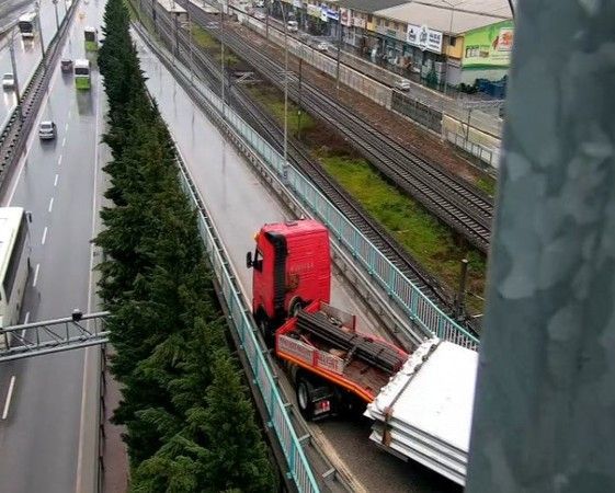 Bu araç trafiği kitledi!